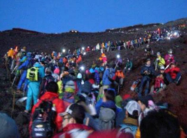 注意！富士山顶附近登山者“挤爆了”，日本政府呼吁这么做……