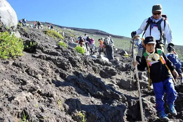 注意！富士山顶附近登山者“挤爆了”，日本政府呼吁这么做……