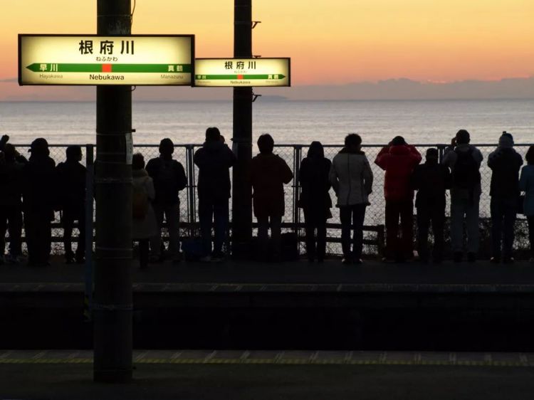 日本最美无人车站！现实版《千与千寻》的海上列车，仿佛童话般的存在... 