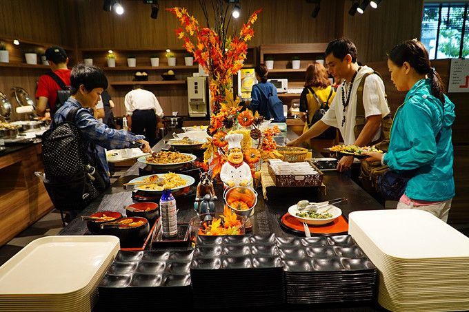 青灯古寺西风里，一色山光万顷秋