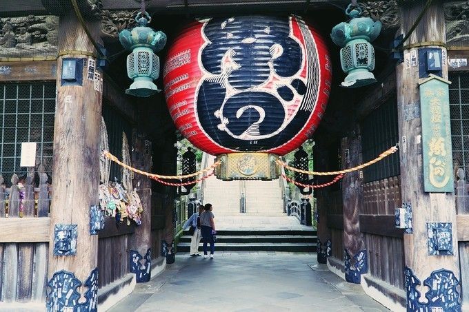 青灯古寺西风里，一色山光万顷秋