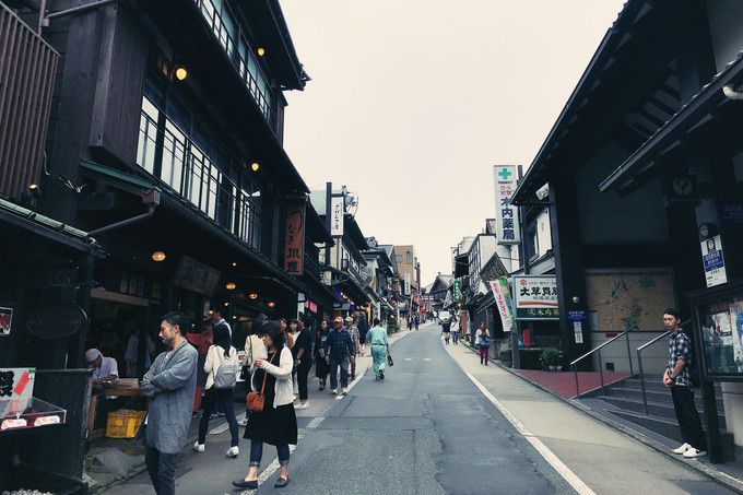 青灯古寺西风里，一色山光万顷秋