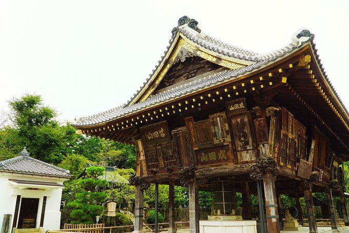 青灯古寺西风里，一色山光万顷秋