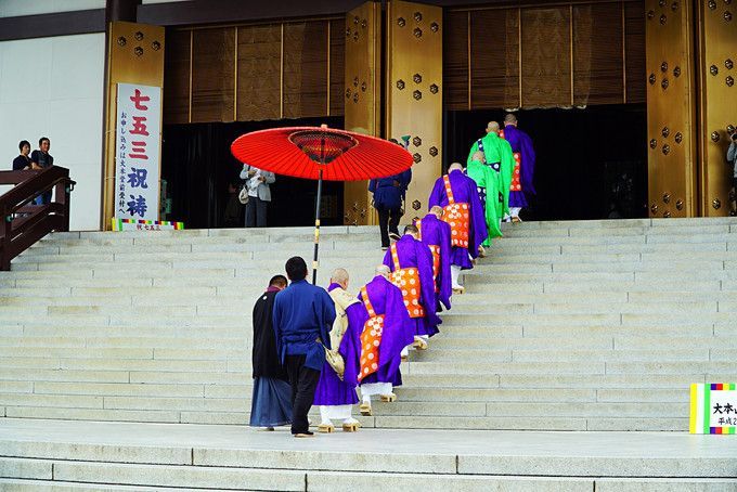 青灯古寺西风里，一色山光万顷秋