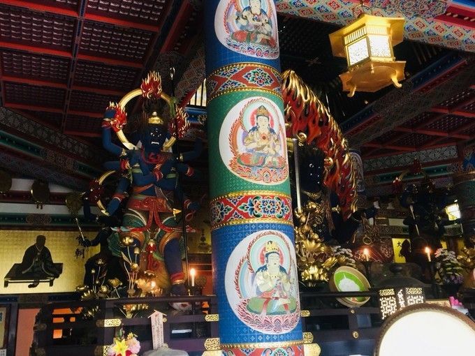 青灯古寺西风里，一色山光万顷秋