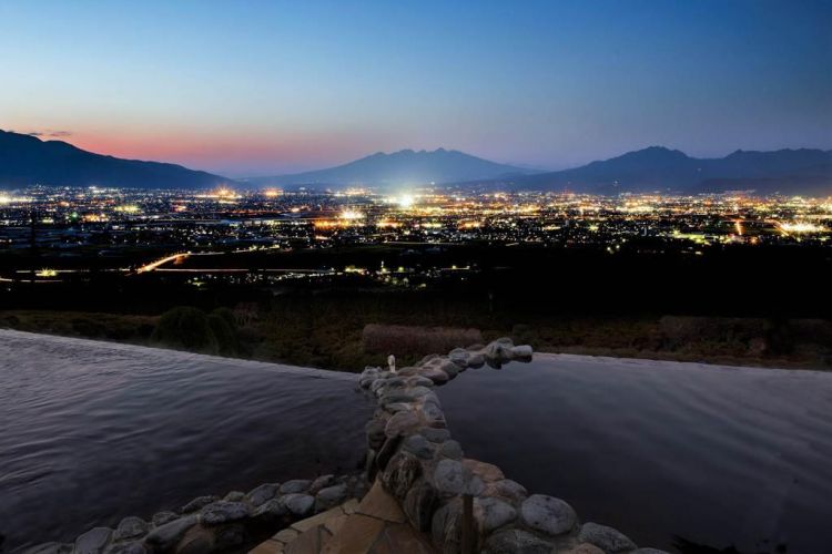 山梨县御灵温泉入选日本“百大夜景”，露天浴池可全景远眺甲府盆地