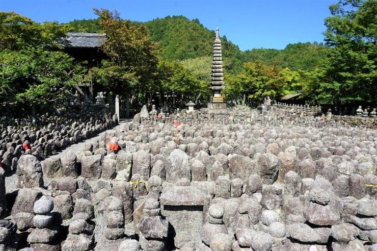 佛塔八千，京都奥嵯峨野“化野念佛寺”