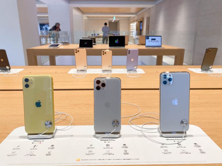 苹果丸之内店“iPhone 11发售”，门店前排起长龙