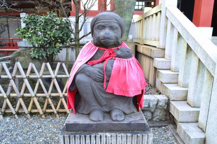 探访日本寺庙和神社中的动物，狐狸、牛、猴子等都是神圣的象征