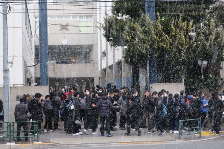 日本各高校展开生存之战，开成高中以奖学金制度吸引优秀生源