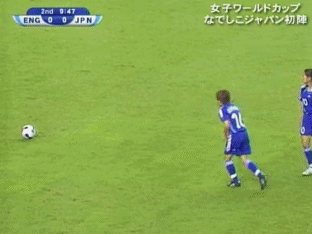 海边踢球的日本女孩，捧起了世界杯冠军