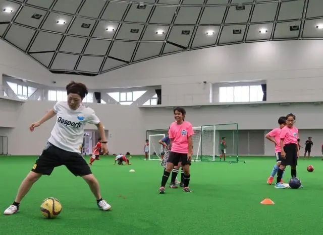 海边踢球的日本女孩，捧起了世界杯冠军