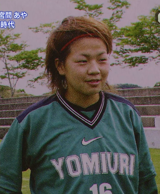 海边踢球的日本女孩，捧起了世界杯冠军