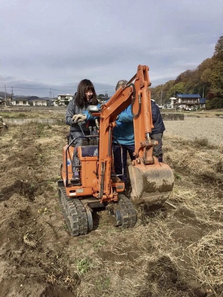 中国女孩隐居日本乡下4年，花40万买下森林小屋，开窗就能望见富士山