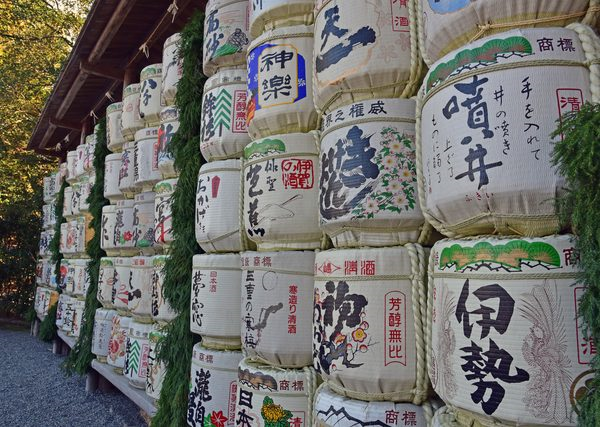 日本神社常见的这些木桶里装了啥，能喝吗？