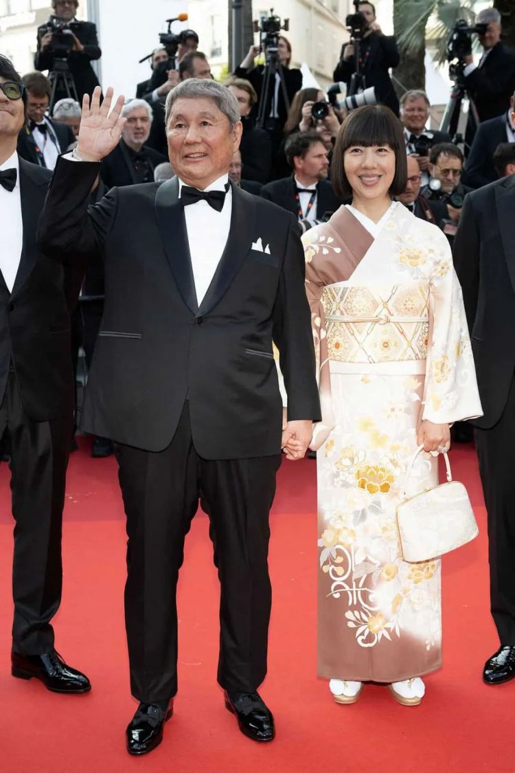 第134期:日本首相儿子被炒鱿鱼;小室圭真子夫妇5月最新街拍|百通板 第134期:日本首相儿子被炒鱿鱼;小室圭真子夫妇5月最新街拍|百通板