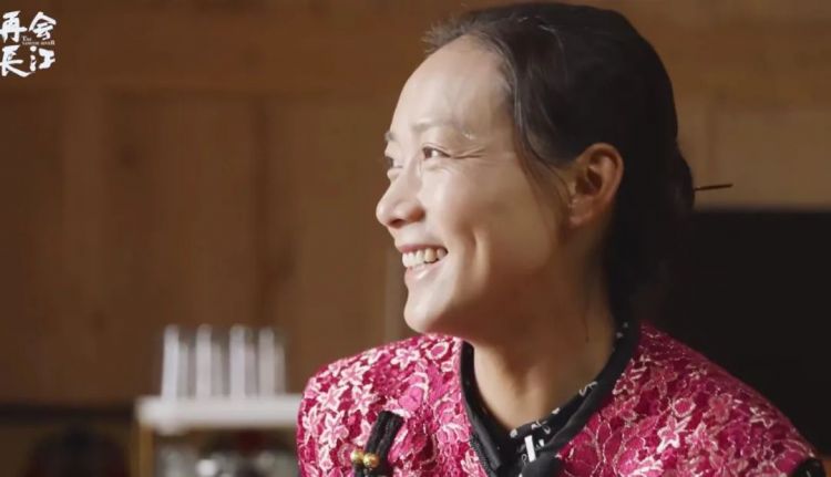 17岁藏族少女误闯日本导演镜头，10年后她的命运让全网破防：曾被光照亮，所以成为了光