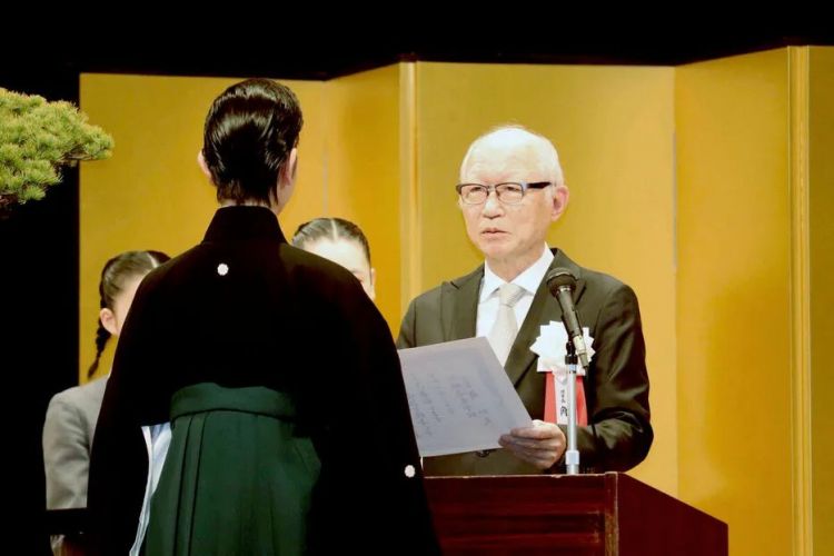 第173期：日本改革“外国人永住在留资格”；新海诚合作制片人被逮捕；宇多田光新巡演确定 | 百通板