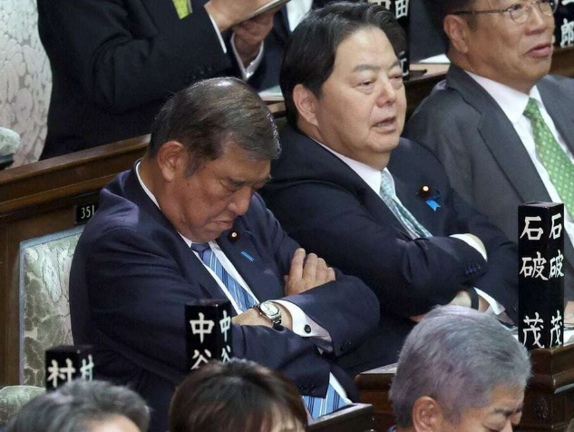 日本首相石破茂会议打盹？ 官房长官解释称服用感冒药