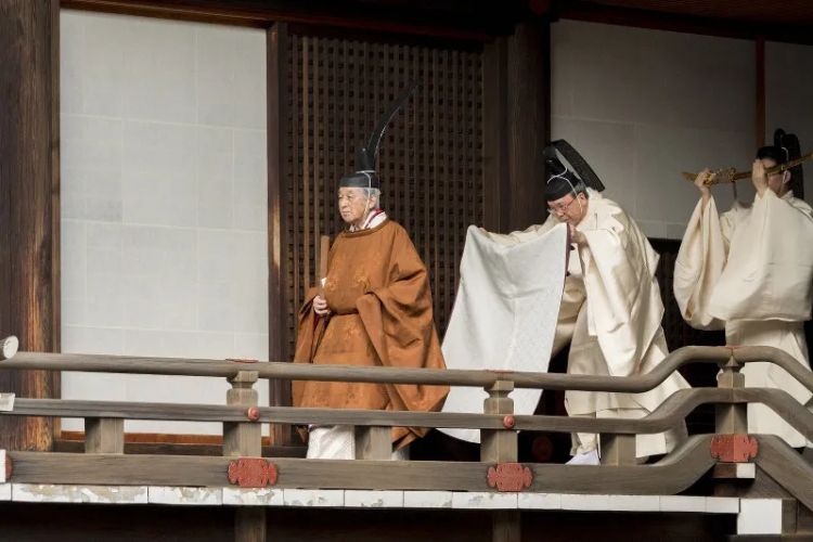 日本天皇到底是不是人? 日本天皇到底是不是人?