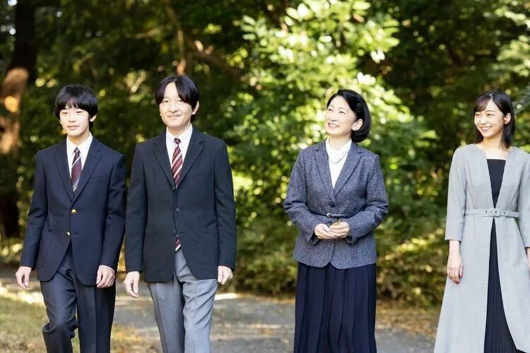 日本天皇到底是不是人? 日本天皇到底是不是人?