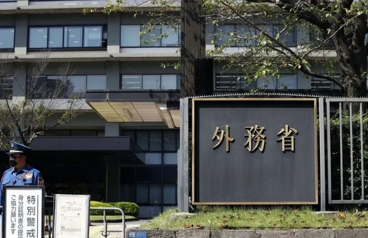 第222期:日本外相宿舍遭陌生女子闯入;又一知名偶像将退团闪婚?日本乒坛名将赌博被捕;大S不幸在日离世 | 百通板 第222期:日本外相宿舍遭陌生女子闯入;又一知名偶像将退团闪婚?日本乒坛名将赌博被捕;大S不幸在日离世 | 百通板