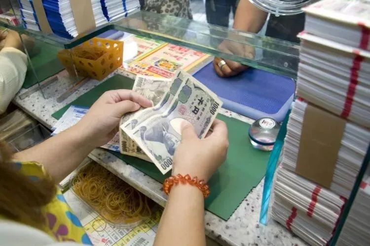 在日本买彩票中奖了,如何把钱带回国? 在日本买彩票中奖了,如何把钱带回国?