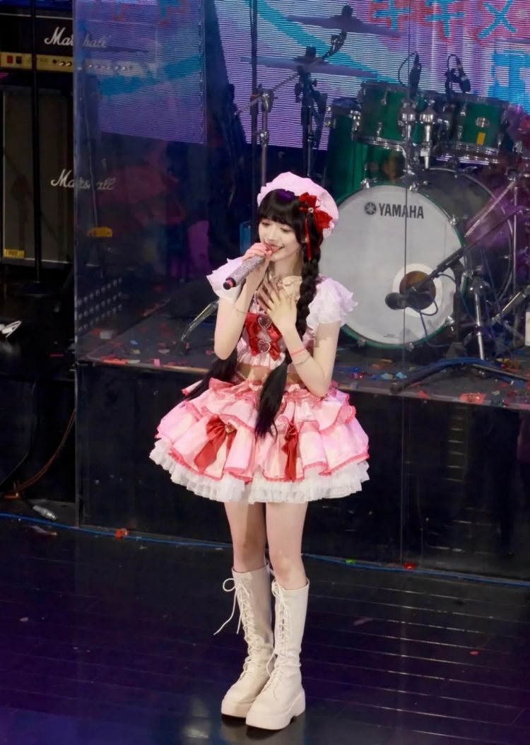 票价不到100块,不追内娱的年轻人沉迷地下偶像 票价不到100块,不追内娱的年轻人沉迷地下偶像