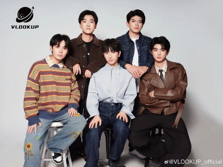 票价不到100块,不追内娱的年轻人沉迷地下偶像 票价不到100块,不追内娱的年轻人沉迷地下偶像