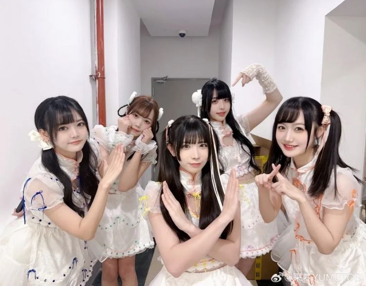 票价不到100块,不追内娱的年轻人沉迷地下偶像 票价不到100块,不追内娱的年轻人沉迷地下偶像