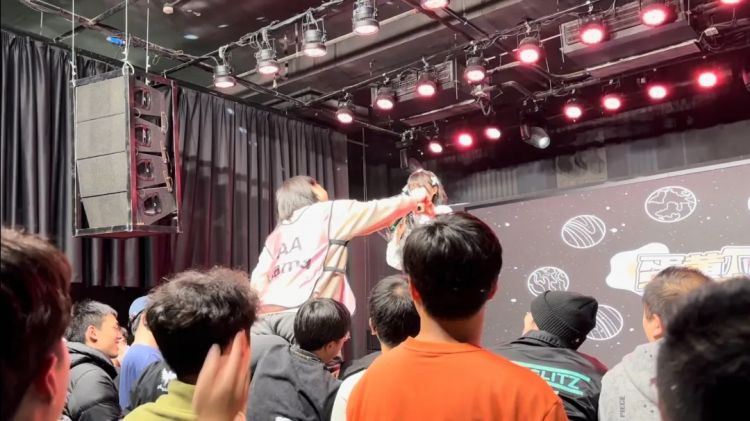 票价不到100块,不追内娱的年轻人沉迷地下偶像 票价不到100块,不追内娱的年轻人沉迷地下偶像