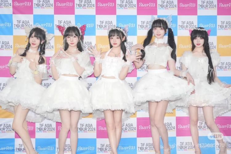 票价不到100块,不追内娱的年轻人沉迷地下偶像 票价不到100块,不追内娱的年轻人沉迷地下偶像