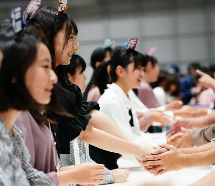 票价不到100块,不追内娱的年轻人沉迷地下偶像 票价不到100块,不追内娱的年轻人沉迷地下偶像