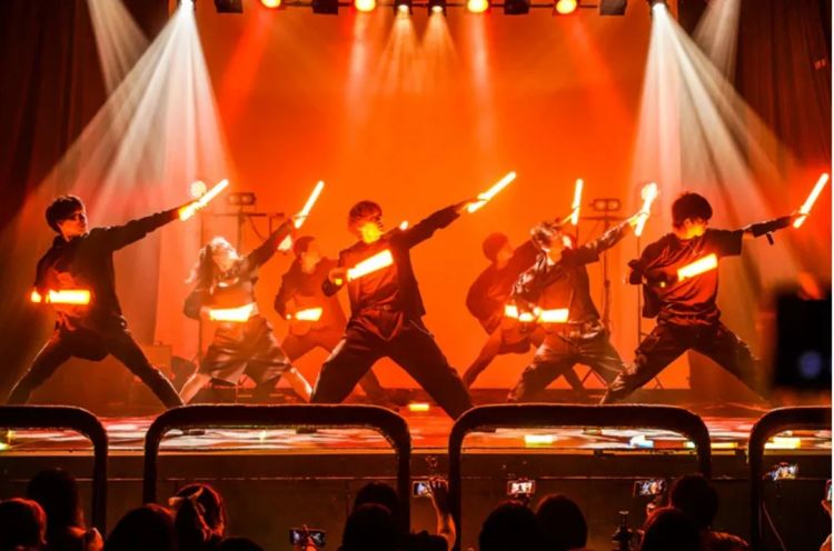 票价不到100块,不追内娱的年轻人沉迷地下偶像 票价不到100块,不追内娱的年轻人沉迷地下偶像