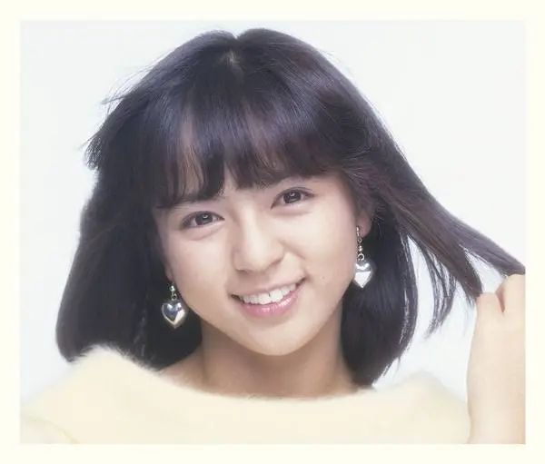 风靡日本的女偶像…在45岁考大学、60岁当教授!天生反骨的她靠一只狗彻底改变人生 风靡日本的女偶像…在45岁考大学、60岁当教授!天生反骨的她靠一只狗彻底改变人生