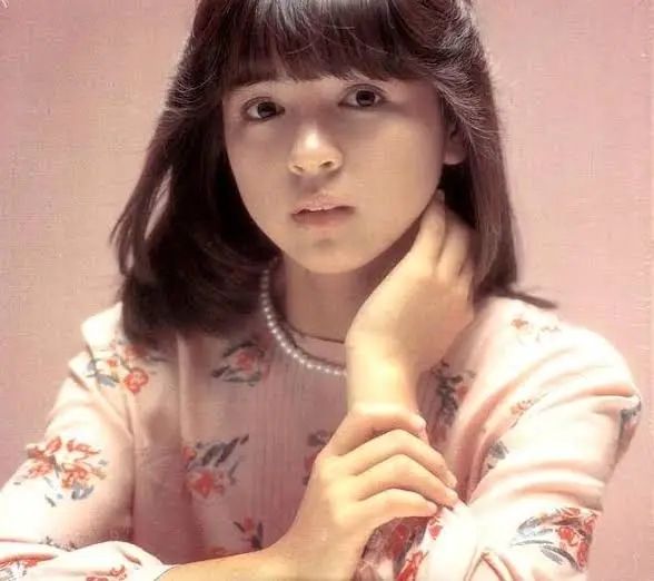 风靡日本的女偶像…在45岁考大学、60岁当教授!天生反骨的她靠一只狗彻底改变人生 风靡日本的女偶像…在45岁考大学、60岁当教授!天生反骨的她靠一只狗彻底改变人生