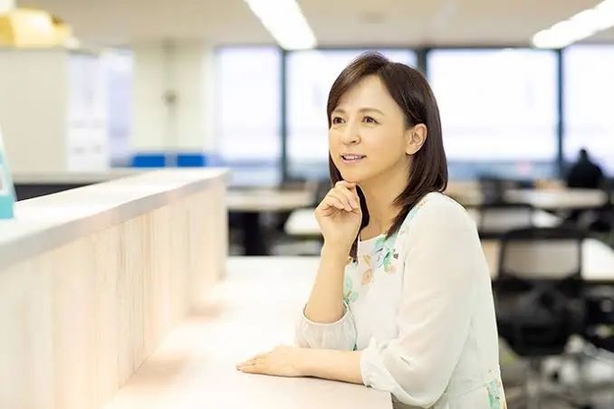 风靡日本的女偶像…在45岁考大学、60岁当教授!天生反骨的她靠一只狗彻底改变人生 风靡日本的女偶像…在45岁考大学、60岁当教授!天生反骨的她靠一只狗彻底改变人生