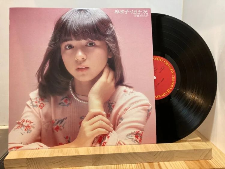 风靡日本的女偶像…在45岁考大学、60岁当教授!天生反骨的她靠一只狗彻底改变人生 风靡日本的女偶像…在45岁考大学、60岁当教授!天生反骨的她靠一只狗彻底改变人生