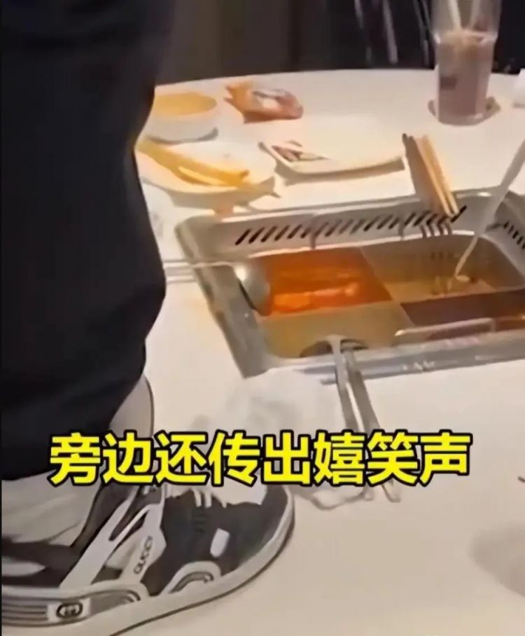 从寿司郎舔酱油瓶到海底捞撒尿,肇事者须付出代价,以震慑后来者 从寿司郎舔酱油瓶到海底捞撒尿,肇事者须付出代价,以震慑后来者