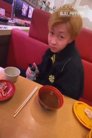 从寿司郎舔酱油瓶到海底捞撒尿,肇事者须付出代价,以震慑后来者 从寿司郎舔酱油瓶到海底捞撒尿,肇事者须付出代价,以震慑后来者