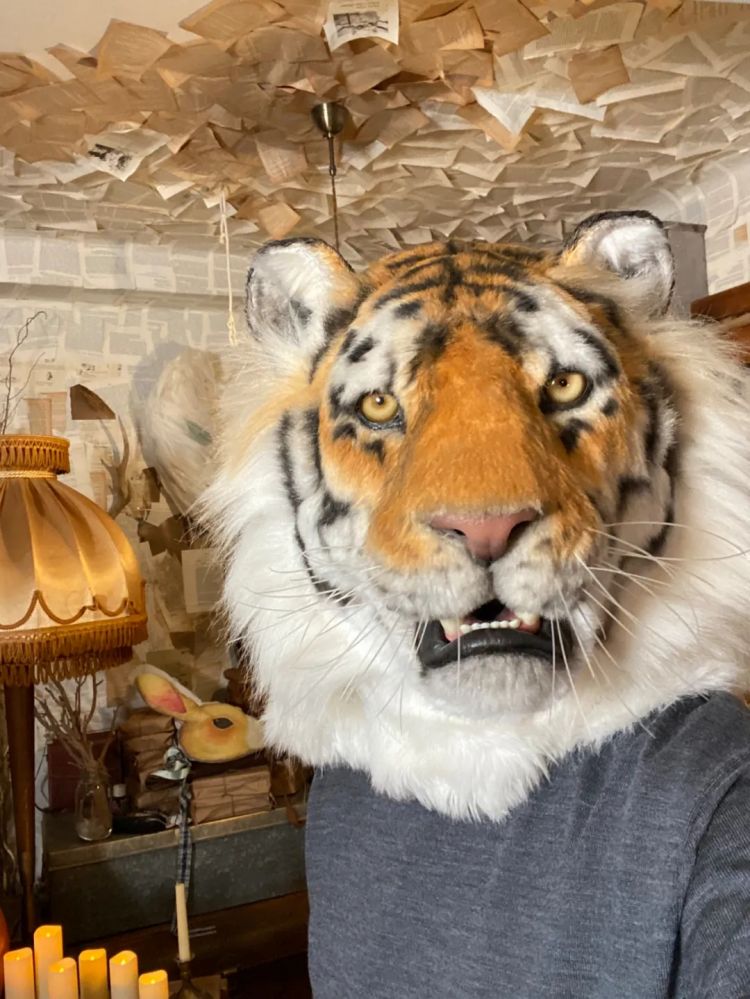 日本一艺术家制作逼真动物头套,网友:他们真的不当人了 日本一艺术家制作逼真动物头套,网友:他们真的不当人了