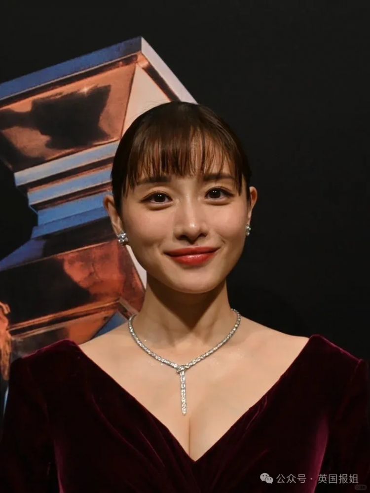 日本国民女神挺二胎孕肚亮相!与亿万身价帅哥结婚生娃不误搞事业拿影后,网友:日本女星都该学学! 日本国民女神挺二胎孕肚亮相!与亿万身价帅哥结婚生娃不误搞事业拿影后,网友:日本女星都该学学!