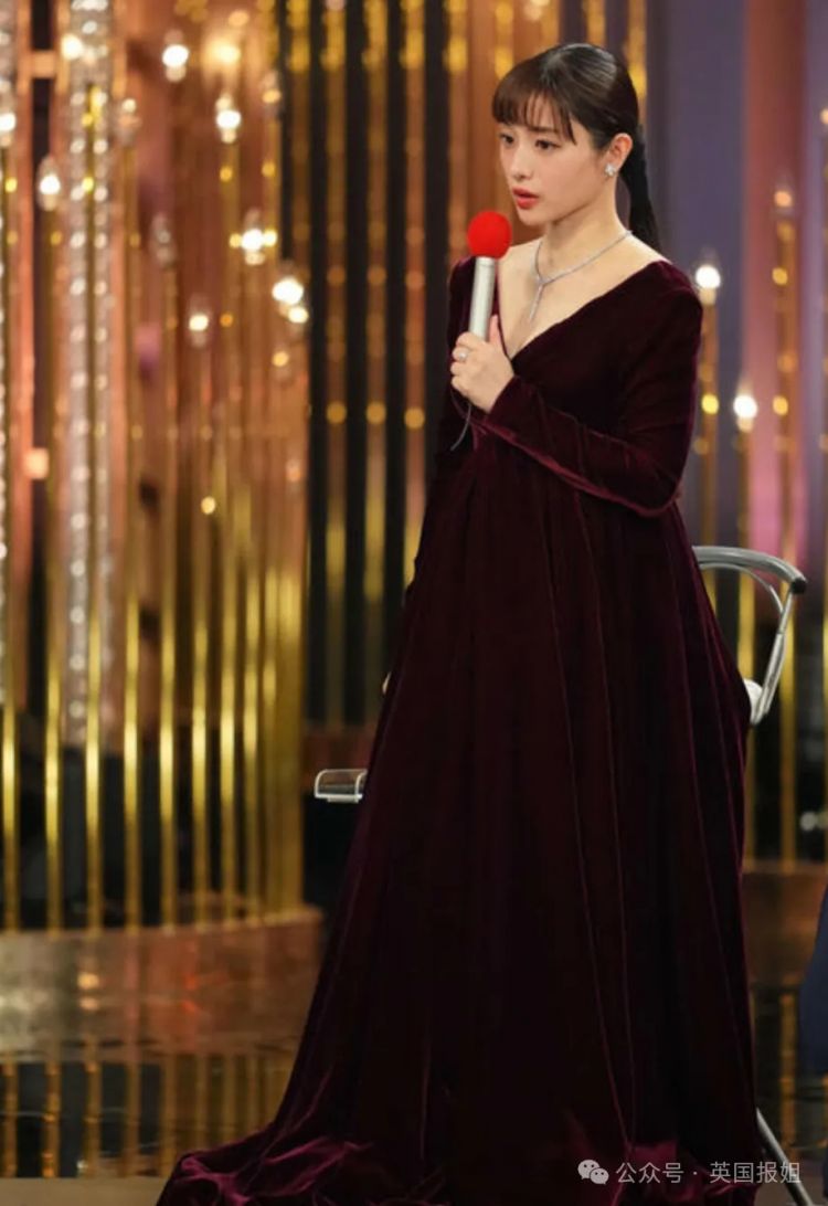 日本国民女神挺二胎孕肚亮相!与亿万身价帅哥结婚生娃不误搞事业拿影后,网友:日本女星都该学学! 日本国民女神挺二胎孕肚亮相!与亿万身价帅哥结婚生娃不误搞事业拿影后,网友:日本女星都该学学!