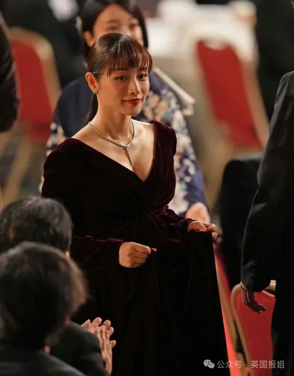 日本国民女神挺二胎孕肚亮相!与亿万身价帅哥结婚生娃不误搞事业拿影后,网友:日本女星都该学学! 日本国民女神挺二胎孕肚亮相!与亿万身价帅哥结婚生娃不误搞事业拿影后,网友:日本女星都该学学!