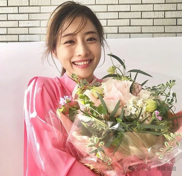 日本国民女神挺二胎孕肚亮相!与亿万身价帅哥结婚生娃不误搞事业拿影后,网友:日本女星都该学学! 日本国民女神挺二胎孕肚亮相!与亿万身价帅哥结婚生娃不误搞事业拿影后,网友:日本女星都该学学!