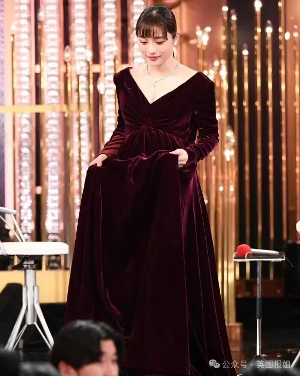 日本国民女神挺二胎孕肚亮相!与亿万身价帅哥结婚生娃不误搞事业拿影后,网友:日本女星都该学学! 日本国民女神挺二胎孕肚亮相!与亿万身价帅哥结婚生娃不误搞事业拿影后,网友:日本女星都该学学!