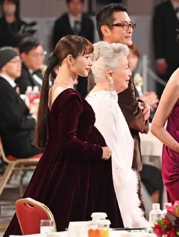 日本国民女神挺二胎孕肚亮相!与亿万身价帅哥结婚生娃不误搞事业拿影后,网友:日本女星都该学学! 日本国民女神挺二胎孕肚亮相!与亿万身价帅哥结婚生娃不误搞事业拿影后,网友:日本女星都该学学!