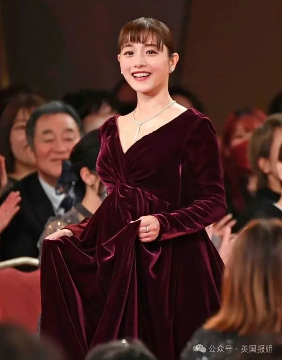 日本国民女神挺二胎孕肚亮相!与亿万身价帅哥结婚生娃不误搞事业拿影后,网友:日本女星都该学学! 日本国民女神挺二胎孕肚亮相!与亿万身价帅哥结婚生娃不误搞事业拿影后,网友:日本女星都该学学!