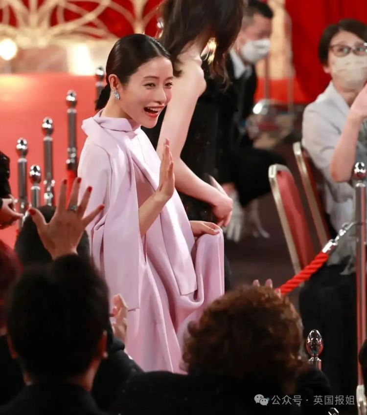 日本国民女神挺二胎孕肚亮相!与亿万身价帅哥结婚生娃不误搞事业拿影后,网友:日本女星都该学学! 日本国民女神挺二胎孕肚亮相!与亿万身价帅哥结婚生娃不误搞事业拿影后,网友:日本女星都该学学!