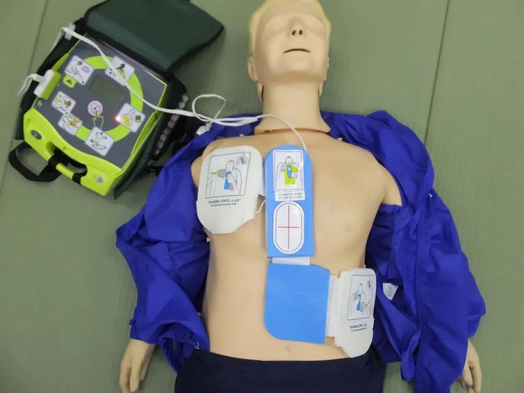 倒在AED面前的她们——日本人为何“不救女人”? 倒在AED面前的她们——日本人为何“不救女人”?